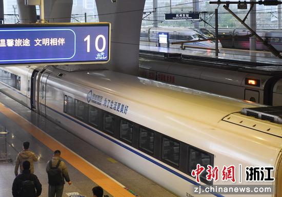 旅客在杭州东站乘车。中新社记者王刚摄