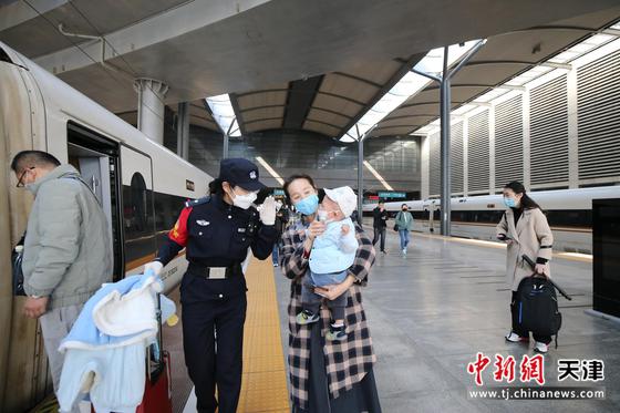 图为京沪高铁女子乘警组工作日常。北京铁路公安局天津公安处供图