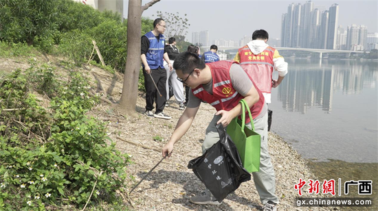 绿城“河小青”净滩青年志愿服务队开展巡河护河活动。梁永艺 摄