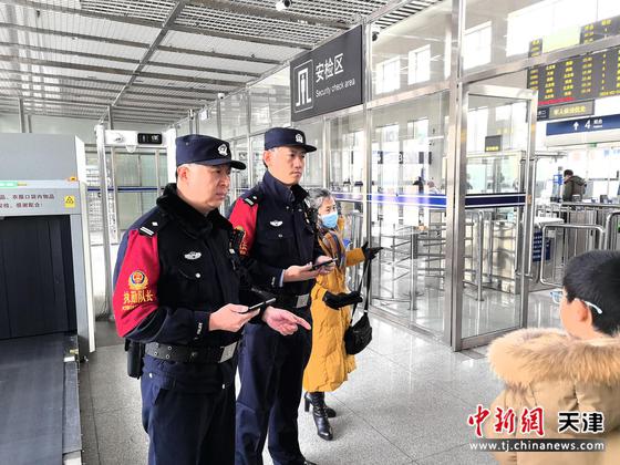 图为塘沽站派出所民警彭陆洋工作日常。北京铁路公安局天津公安处供图