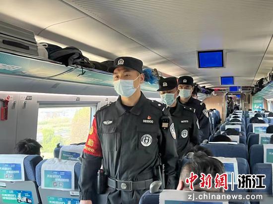 特警支队联合乘警支队开展列车巡逻。杭州铁路公安处供图
