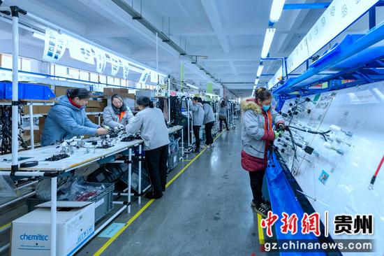 工人在贵州顺创电器有限公司生产线上作业。
