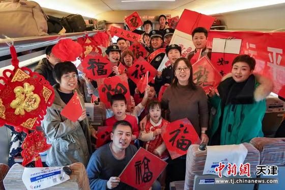 天津铁警开展春运首日宣传活动。北京铁路公安局天津公安处供图
