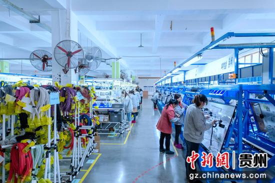 工人在贵州顺创电器有限公司生产线上作业。