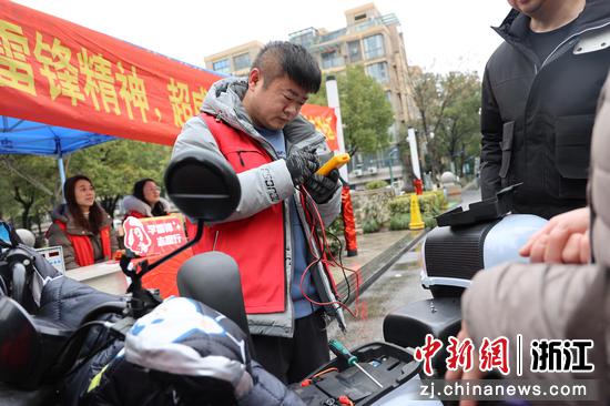 志愿者为居民提供电瓶车安全检测 雉城街道供图