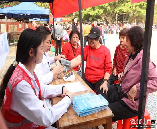 图为志愿者为市民提供义诊服务。    潘志安 摄