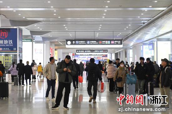众多旅客到达杭州东站。中新社记者王刚摄