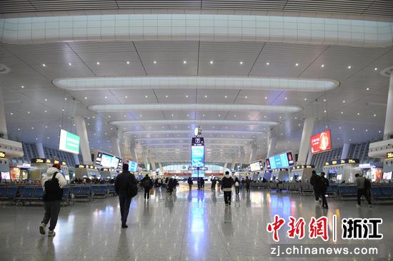 旅客在杭州东站候车。中新社记者王刚摄