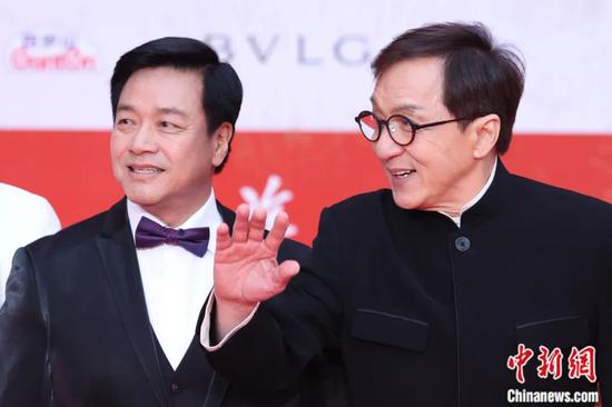 2023年4月，成龙(右)、唐季礼亮相第十三届北京国际电影节开幕红毯。蒋启明 摄