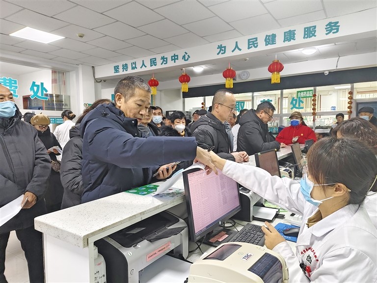 近日，在昌吉市北京南路社区卫生服务中心，前来体检的居民排队登记信息。 张 楼摄
