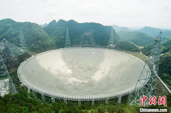 世界最大单口径射电望远镜“中国天眼”(FAST)。(资料图)中新社记者 瞿宏伦 摄