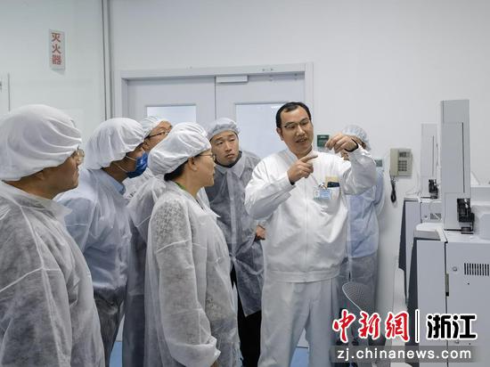 浙江省医疗器械“尖兵领航”检查员在实验室查看检验设备。刘雪松摄