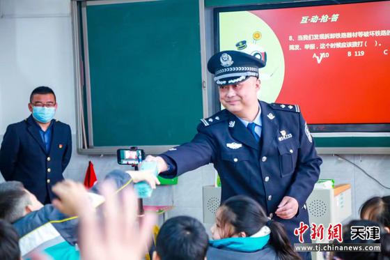 图为秦皇岛站派出所线路民警杜飞。北京铁路公安局天津公安处供图