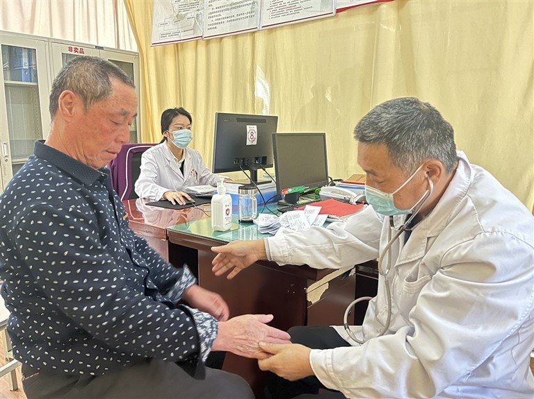 2月28日，阜康市民在阜康市中医医院体检。秦雪芳摄

