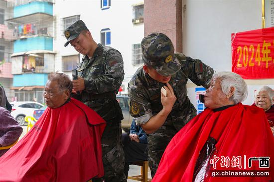 武警官兵为福利院长者修剪头发。郭俊豪  摄
