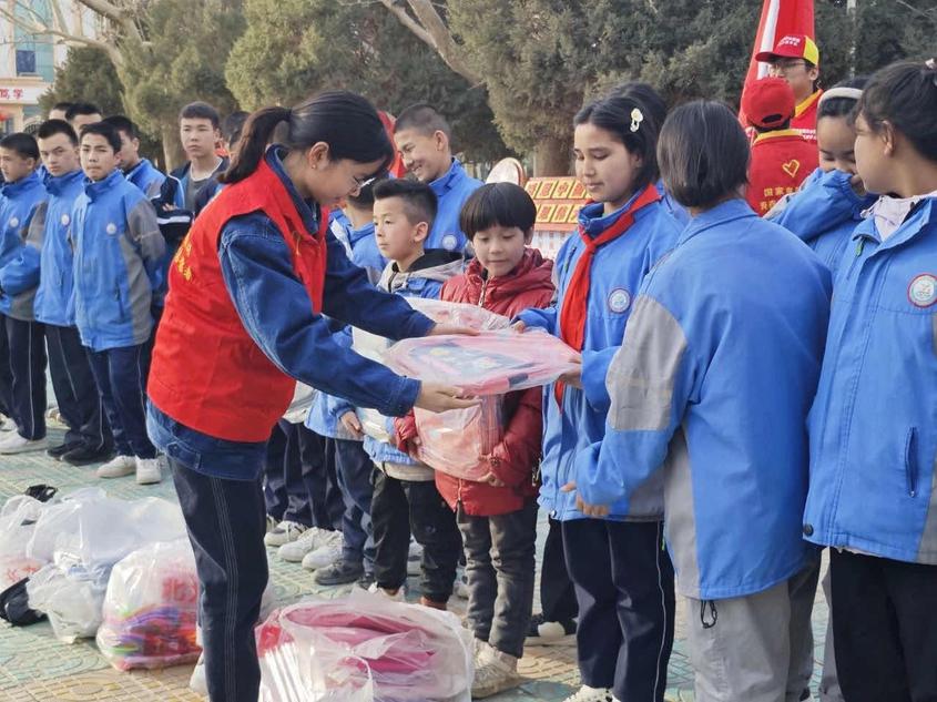 3月5日，王茂玲在阿克苏地区福利院为孩子们发放学习和体育用品。李聪 摄