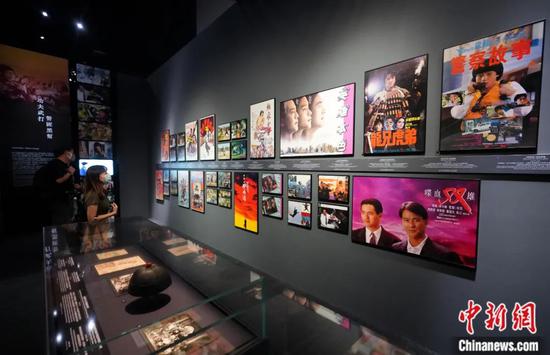 2021年7月，聚焦香港60年流行文化的“瞧潮香港60 ”展览展出香港经典武打动作片的电影海报。张炜 摄