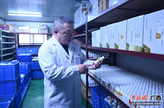 梧州市中医医院制剂室副主任梁波介绍蛇伤药酒研发及生产过程。