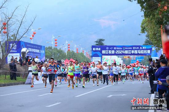 2024榕江半程马拉松赛在柳江广场起跑。
