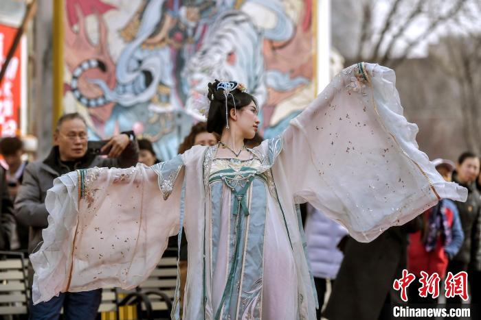演员穿着传统服饰进行展示。中新网记者 刘新 摄