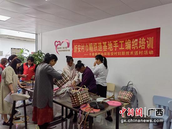 协同妇联组织开展“手工编织培训”技术送村活动。廖涛摄