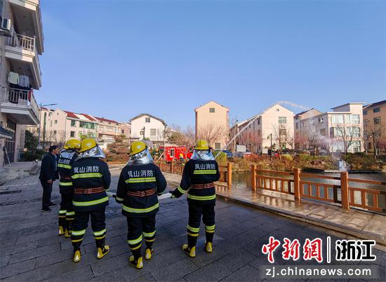 志愿消防队队员进行消防演练。王威卜供图