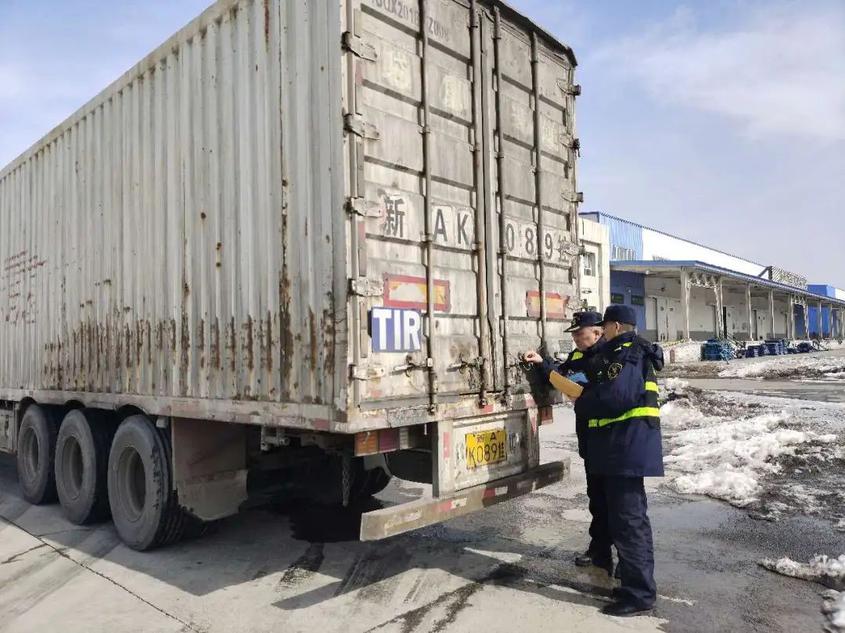 首批TIR运输进口红花籽油抵达乌鲁木齐国际陆港区 来自哈萨克斯坦
