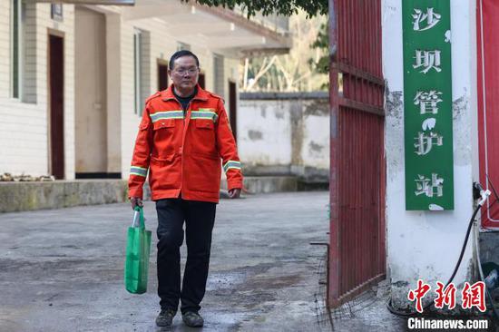 3月11日，陈正华从管护站走出准备入户进行森林防火宣传。中新网记者 瞿宏伦 摄