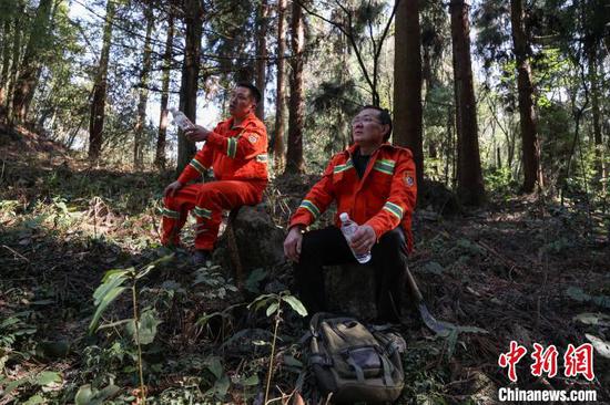 3月11日，陈正华(右)和同伴尤明红在巡护间隙休息。中新网记者 瞿宏伦 摄