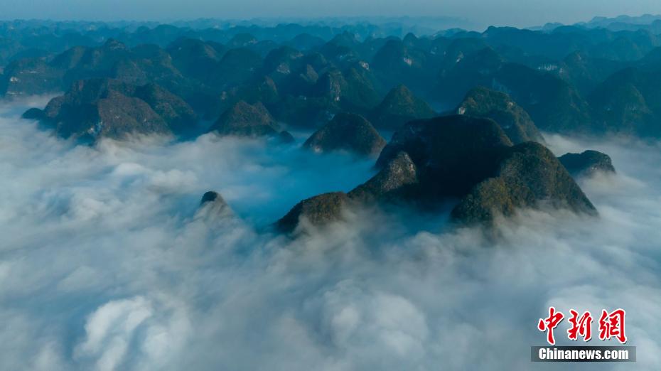 广西环江：喀斯特峰丛云海如仙境