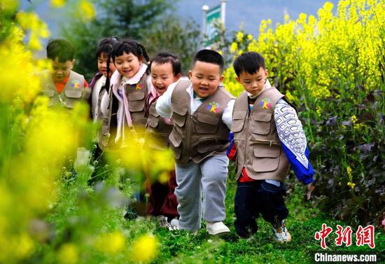 3月12日，孩童在七彩油菜花田间研学、踏青。李珊珊 摄