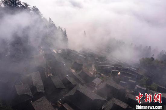贵州省从江县丙妹镇岜沙苗寨云雾缭绕的山村春景。吴德军 摄