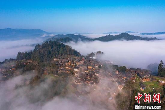 贵州省从江县丙妹镇岜沙苗寨云雾缭绕的山村春景。吴德军 摄