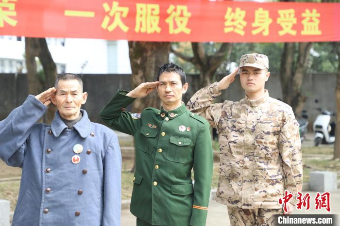 李杰铠(右)是芗城区2024年春季即将要入伍的新兵。漳州市退役军人事务局供图