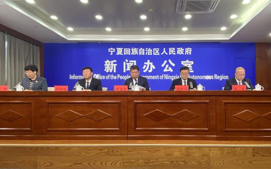 1月2日，宁夏回族自治区政府新闻办举行系列新闻发布会（第一场）。中新社记者 杨迪 摄