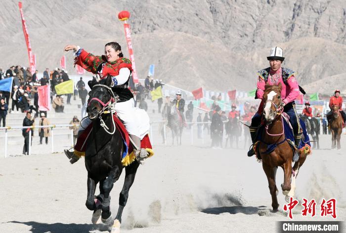 300余名骑手齐聚新疆阿图什市参赛“赛马刁羊”