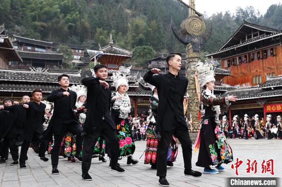 前来参加“招龙节”的民族表演队在表演。 中新网记者 瞿宏伦 摄