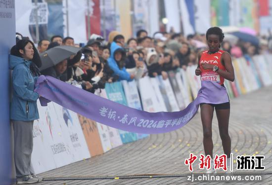 　　来自埃塞俄比亚的Mastewal Sile Baye以1小时11分47秒的成绩夺得女子组第一名。中新社记者 王刚 摄