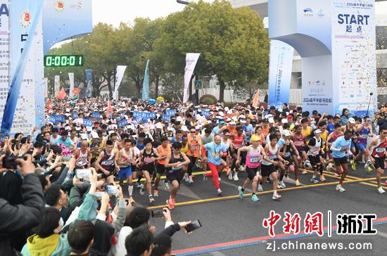 参赛者冲出起跑线。中新社记者 王刚 摄