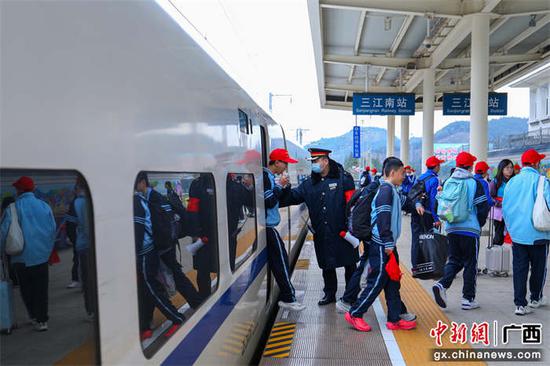 图为三江南站客运员在站台组织研学团队乘降。郑长贤 摄