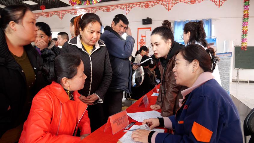 新疆沙雅：“招聘会”开到家门口 促进就业稳增收