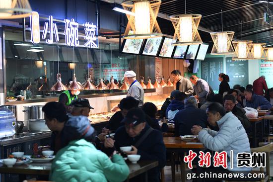 3月19日，居民正在贵阳市南明区合力超市南浦路店幸福大食堂用餐。