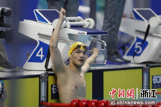 　　9月24日，杭州第19届亚运会男子100米仰泳决赛在杭州奥体中心游泳馆举行。中国选手徐嘉余以52秒23的成绩打破亚运会纪录，获得冠军。图为徐嘉余在赛后庆祝。 记者 富田 摄