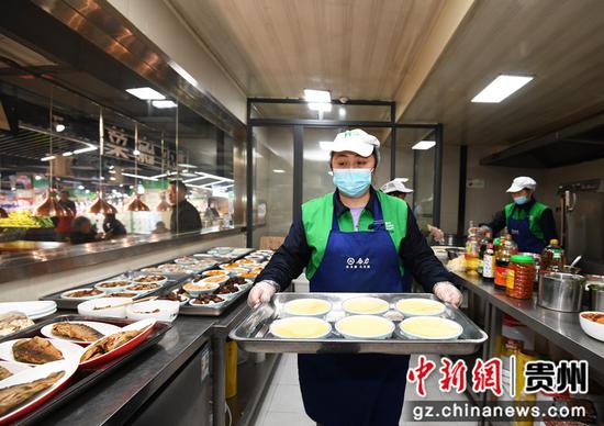 3月19日，贵阳市南明区合力超市南浦路店幸福大食堂推出的合力小碗菜正陆续出菜。