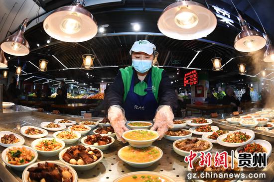 3月19日，贵阳市南明区合力超市南浦路店幸福大食堂推出的合力小碗菜正陆续出菜。