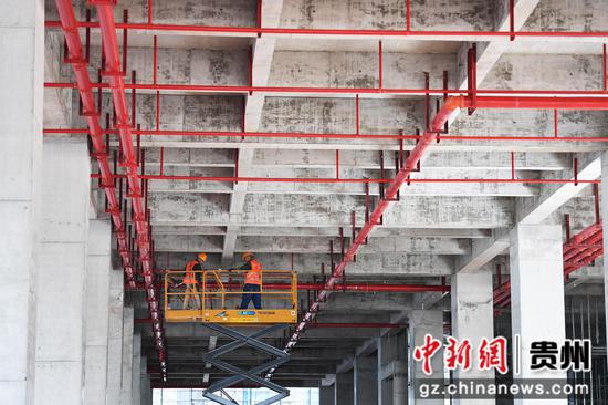 3月20日，在贵阳市南明绿色制造产业园配套基础设施及营业性用房项目建设现场，贵州建工十一建的工人正在安装消防管道。
