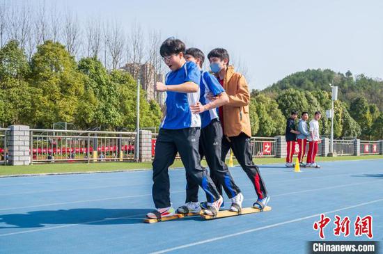 3月19日，香港学生体验少数民族传统体育项目《板鞋竞技》。唐哲 摄
