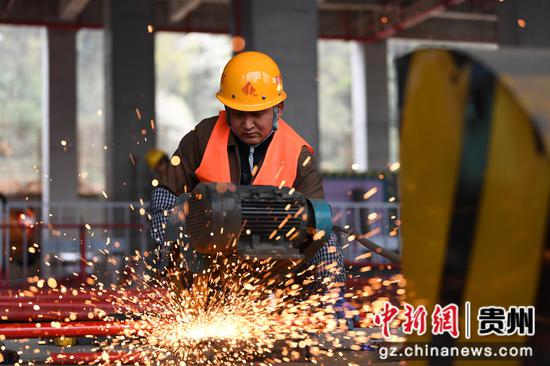 3月20日，贵州建工十一建的工人正在贵阳市南明绿色制造产业园配套基础设施及营业性用房项目建设现场切割消防管道。