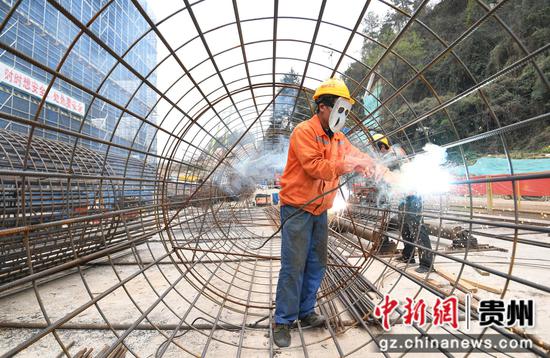 3月20日，在贵阳市南明绿色制造产业园配套基础设施及营业性用房项目建设现场，贵州建工十一建的工人正在制作钢筋笼。