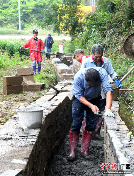 石寨镇霄垌村的村民修建三面光水渠的场景。封晓天 摄